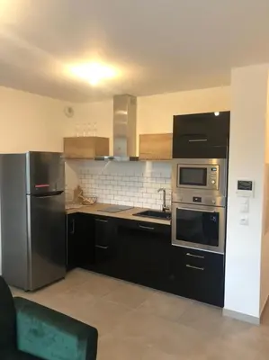 Cuisine ou kitchenette dans l'établissement T1 de standing avec vue