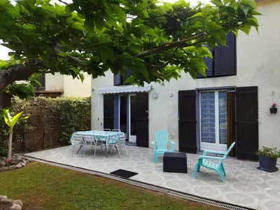 Jardin de l'établissement Agréable villa 100 m de la plage