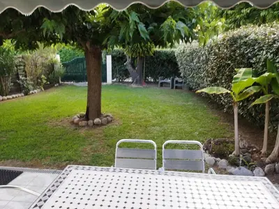 Jardin de l'établissement Agréable villa 100 m de la plage