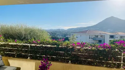 Vue générale sur la montagne ou vue sur la montagne depuis l'appartement