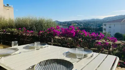 Vue générale sur la montagne ou vue sur la montagne depuis l'appartement