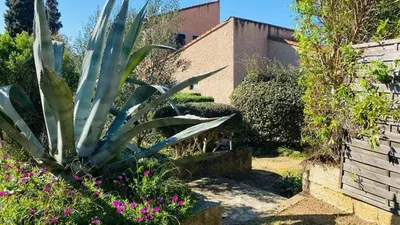 Jardin de l'établissement Appartement T2 Solane 35 LUMIO
