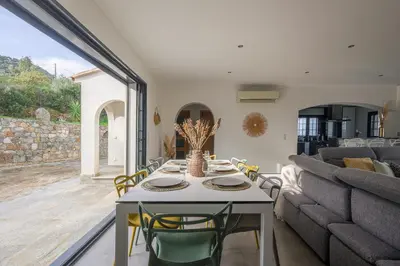 Coin salon dans l'établissement Villa Ghjunchitu - Vue mer et Piscine privée proche de l'ile rousse