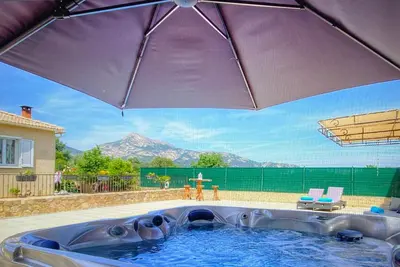 Vue générale sur la montagne ou vue sur la montagne depuis la villa