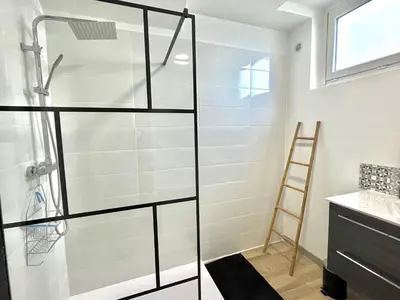Salle de bains dans l'établissement Appartement rez de villa CORTE