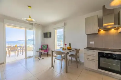 Cuisine ou kitchenette dans l'établissement Residence A Marina