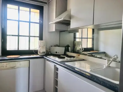 Cuisine ou kitchenette dans l'établissement Appartement T2 Porto Ambroggio 35 LUMIO