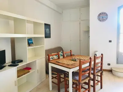 Télévision ou salle de divertissement dans l'établissement Appartement T2 Porto Ambroggio 35 LUMIO