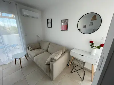 Coin salon dans l'établissement App. 2 p design zen vue mer N182