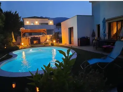 Piscine de l'établissement Chez Cendra ou située à proximité