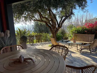 Jardin de l'établissement Carpediem corsica adult only