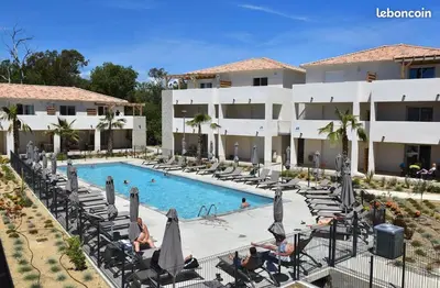 Piscine de l'établissement Superbe appartement vue mer terrasse couverte face à la mer ou située à proximité