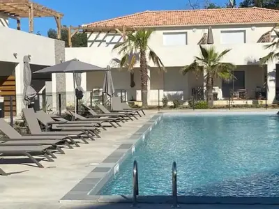 Piscine de l'établissement Superbe appartement vue mer terrasse couverte face à la mer ou située à proximité