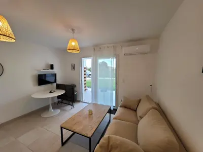 Télévision ou salle de divertissement dans l'établissement Superbe appartement vue mer terrasse couverte face à la mer
