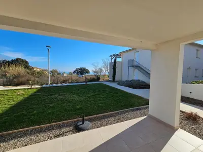 Jardin de l'établissement Superbe appartement vue mer terrasse couverte face à la mer