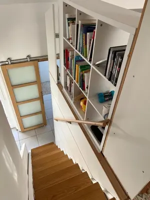 Bibliothèque dans la maison de vacances