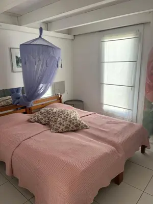 Un ou plusieurs lits dans un hébergement de l'établissement Helles freundliche Ferienhaus für Naturisten FKK auf Korsika