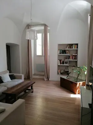Bibliothèque dans l'appartement