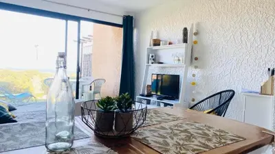 Télévision ou salle de divertissement dans l'établissement Studio Cocody 228 LUMIO