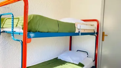 Un ou plusieurs lits superposés dans un hébergement de l'établissement Studio Cocody 228 LUMIO