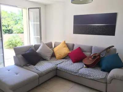 Coin salon dans l'établissement Jolie villa à Erbalunga- a deux pas de la plage