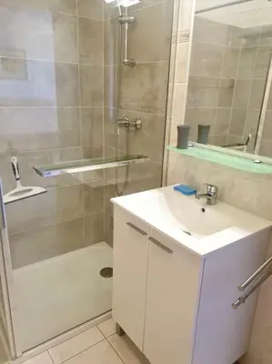 Salle de bains dans l'établissement Appartement en rez de villa vue mer
