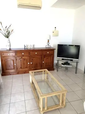 Télévision ou salle de divertissement dans l'établissement Appartement en rez de villa vue mer