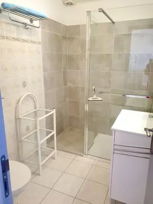 Salle de bains dans l'établissement Appartement en rez de villa vue mer