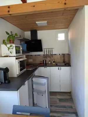 Cuisine ou kitchenette dans l'établissement Joli studio climatisé