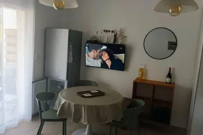 Télévision ou salle de divertissement dans l'établissement Résidence front de mer + Piscine