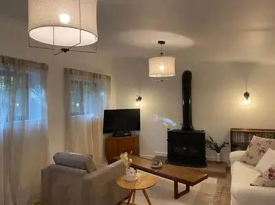Télévision ou salle de divertissement dans l'établissement Maison à 150m de la plage naturiste, 2 chambres