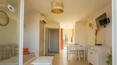 Télévision ou salle de divertissement dans l'établissement Mini-villa alliance wifi proche ile rousse