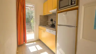 Cuisine ou kitchenette dans l'établissement Mini-villa alliance wifi proche ile rousse
