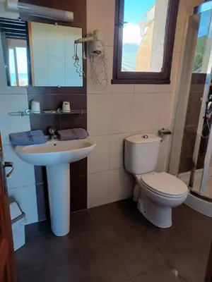 Salle de bains dans l'établissement Le RENDEZ VOUS DE L'ETE