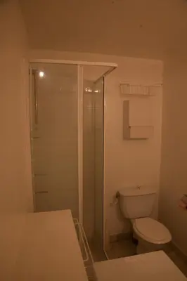 Salle de bains dans l'établissement les pieds dans l'eau