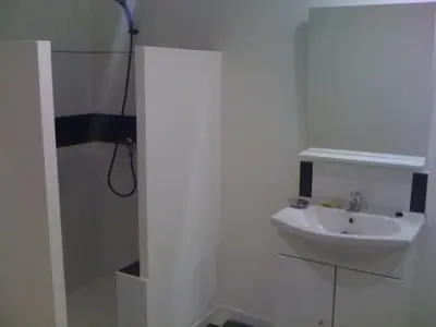 Salle de bains dans l'établissement maison T3 500m de la plage