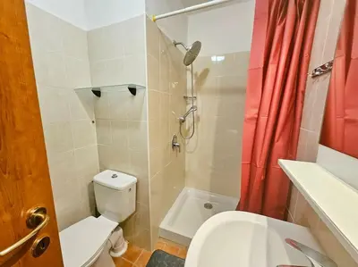 Salle de bains dans l'établissement Casa Johanna, plage et piscine