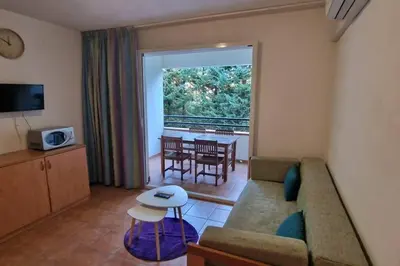 Télévision ou salle de divertissement dans l'établissement Casa Johanna, plage et piscine