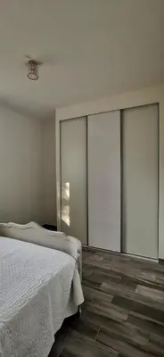 Un ou plusieurs lits dans un hébergement de l'établissement Appartement entre mer et montagne avec beau jardin