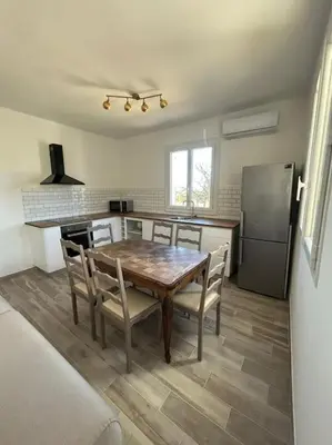 Cuisine ou kitchenette dans l'établissement Appartement entre mer et montagne avec beau jardin