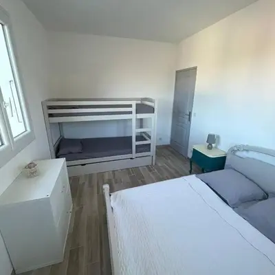 Un ou plusieurs lits dans un hébergement de l'établissement Appartement entre mer et montagne avec beau jardin
