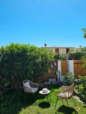 Jardin de l'établissement Villa les pieds dans l'eau résidence calme