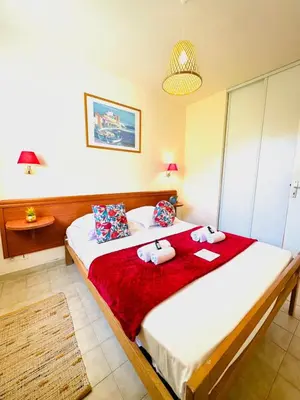Un ou plusieurs lits dans un hébergement de l'établissement Appartement front de mer et piscines