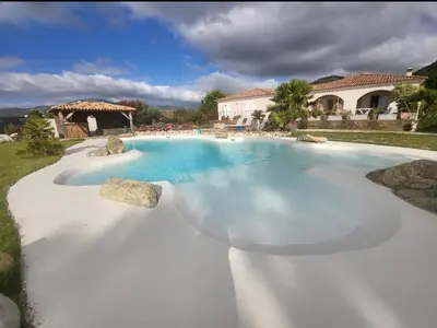 Piscine de l'établissement VILLA luxueuse privée avec piscine lagon ou située à proximité