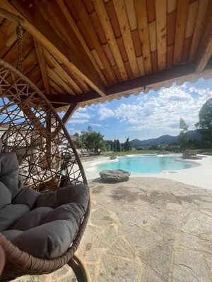 Piscine de l'établissement VILLA luxueuse privée avec piscine lagon ou située à proximité