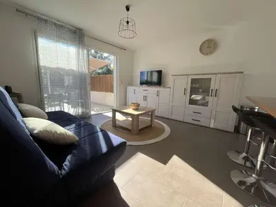 Cuisine ou kitchenette dans l'établissement Appartement jardin à deux pas de la mer Classé 3 étoiles