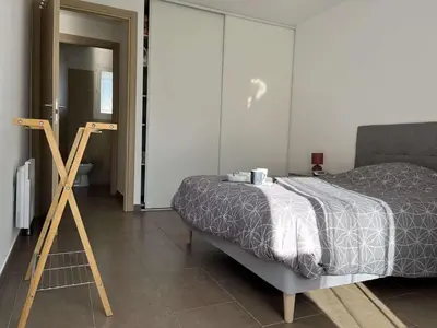 Un ou plusieurs lits dans un hébergement de l'établissement Appartement jardin à deux pas de la mer Classé 3 étoiles