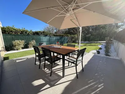 Balcon ou terrasse dans l'établissement Appartement jardin à deux pas de la mer Classé 3 étoiles