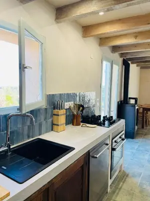 Cuisine ou kitchenette dans l'établissement Maison Murato