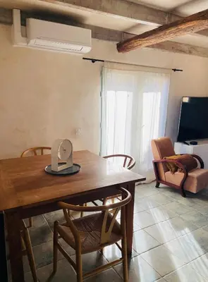 Télévision ou salle de divertissement dans l'établissement Maison Murato